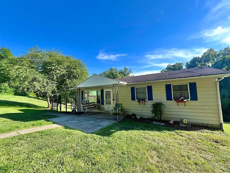 33 Bear Ridge Ln — Photo 1