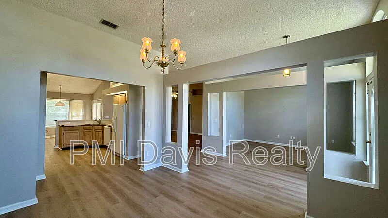 3 bed, 2.0 bath, 1886 sqft, $1,895 — Photo 3