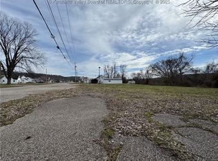 909 Roosevelt Blvd, Eleanor, WV 25070