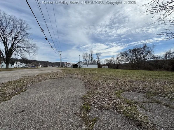 909 Roosevelt Blvd, Eleanor, WV 25070