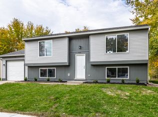 902 Woodlark Dr, Indianapolis, IN