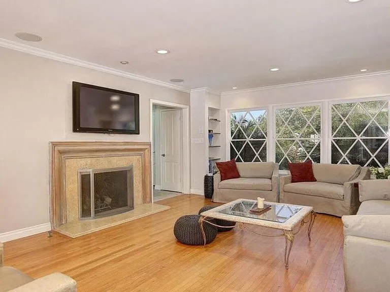 3076 Earlmar Dr — Photo 8