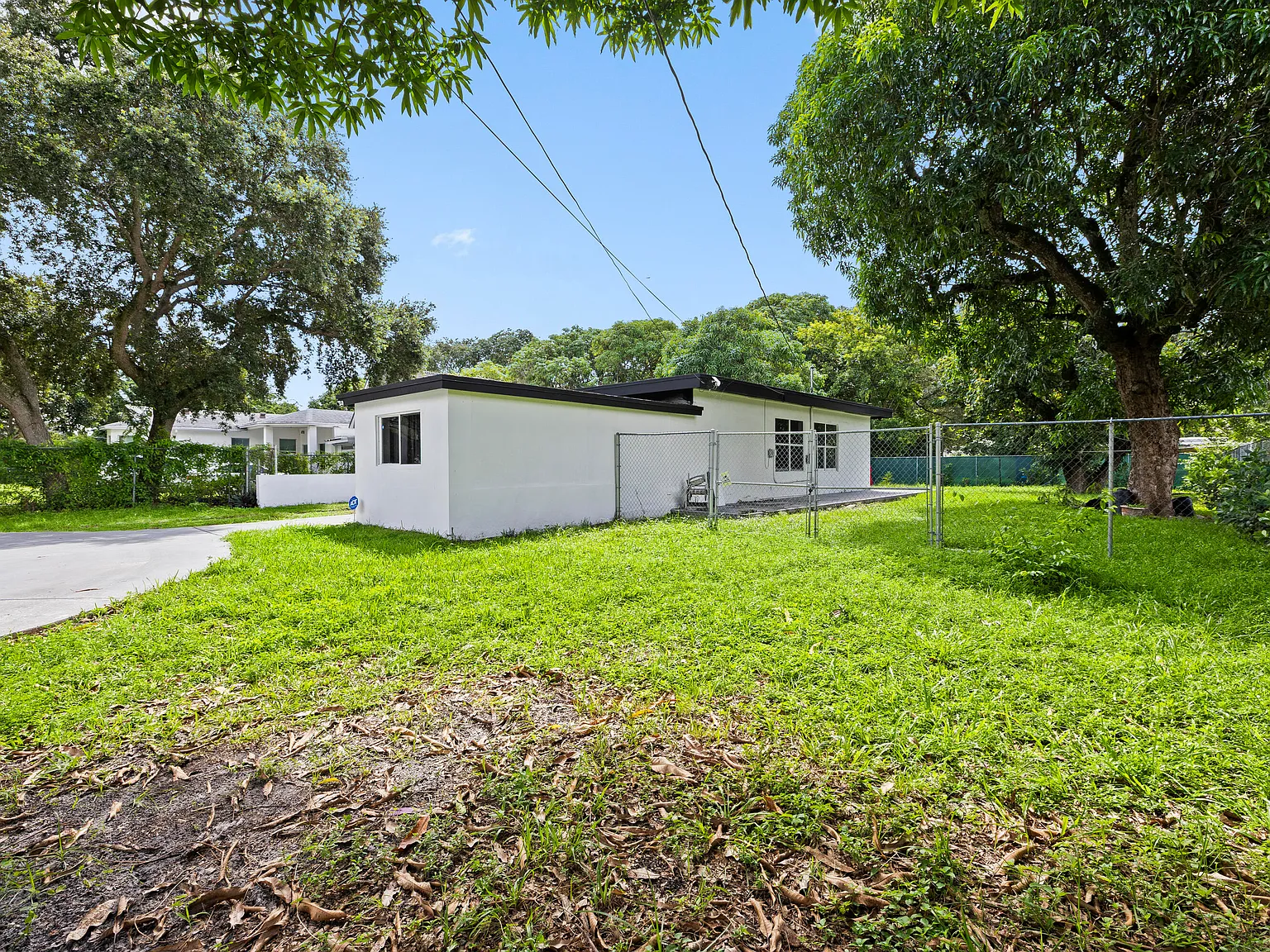 4 bed, 2.0 bath, 1220 sqft, $4,500 — Photo 2