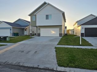 6885 Thomas St, Horace, ND 58047