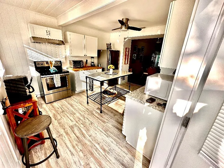 136 S Oleander Ave — Photo 9