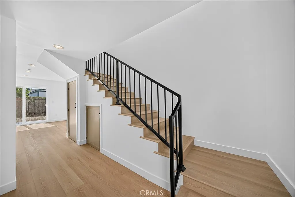 3 bed, 1100 sqft, $3,700 — Photo 2