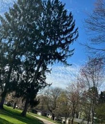 Exterior Neighborhood (street photo)