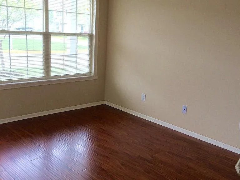 484 Fullers Cir — Photo 2
