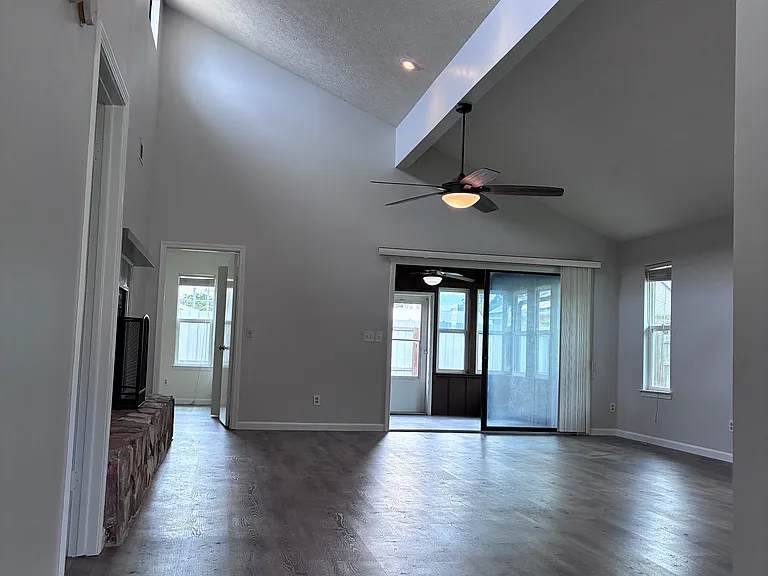 2328 Oakwood St — Photo 2