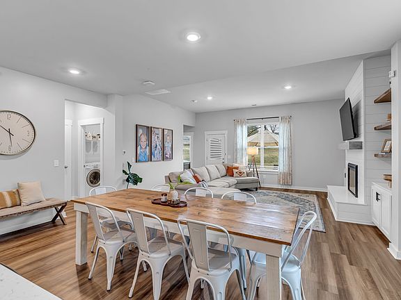 5th image of 417 Irwin Way