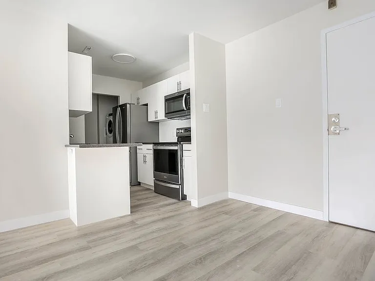 6105 Roblin Blvd — Photo 40