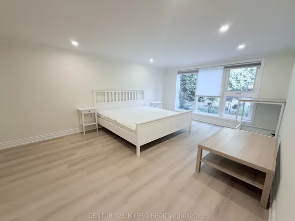 8 Cedar Forest Ct, Markham, ON L3T 2A4