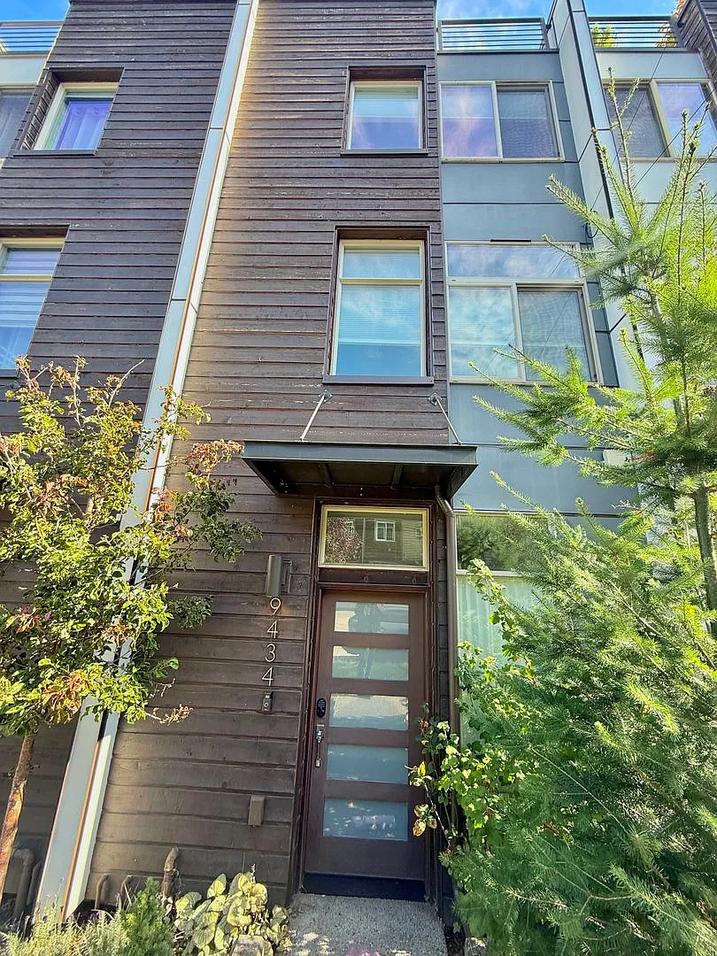 Spacious North Seattle Townhome with Rooftop Views — Photo 2