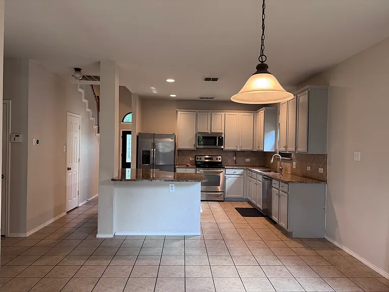 1421 Castlegar Ln — Photo 4