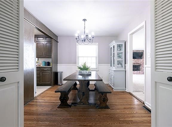 4th image of 4924 NE Chouteau Dr
