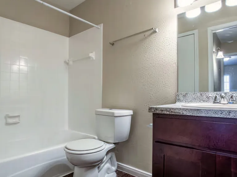 The Pointe Apartments — Photo 22