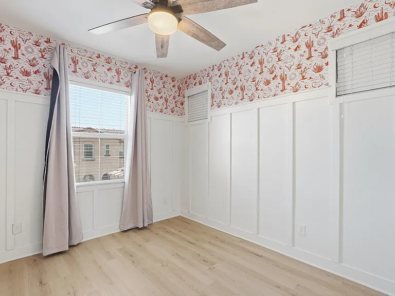 216 E Beatryce St — Photo 28