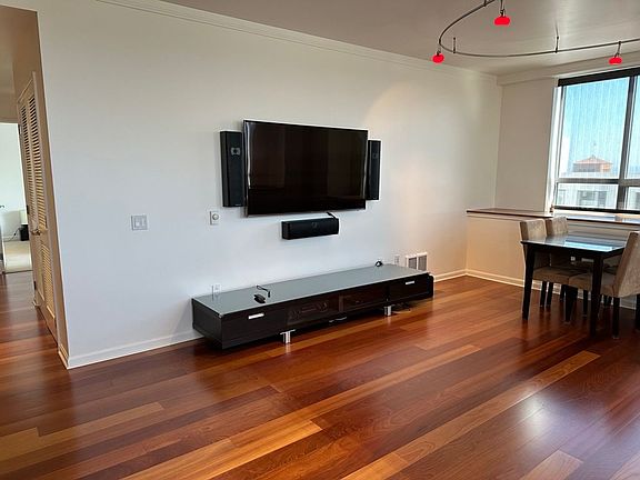3rd image of 400 Beale St APT 1607