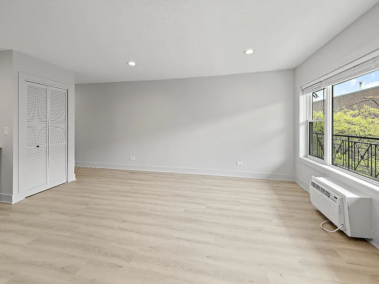 5616 N Washtenaw Ave #202 — Photo 5