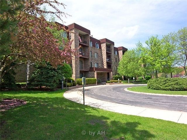 Welcome to 2050 Valencia Dr., #112C, Northbrook!