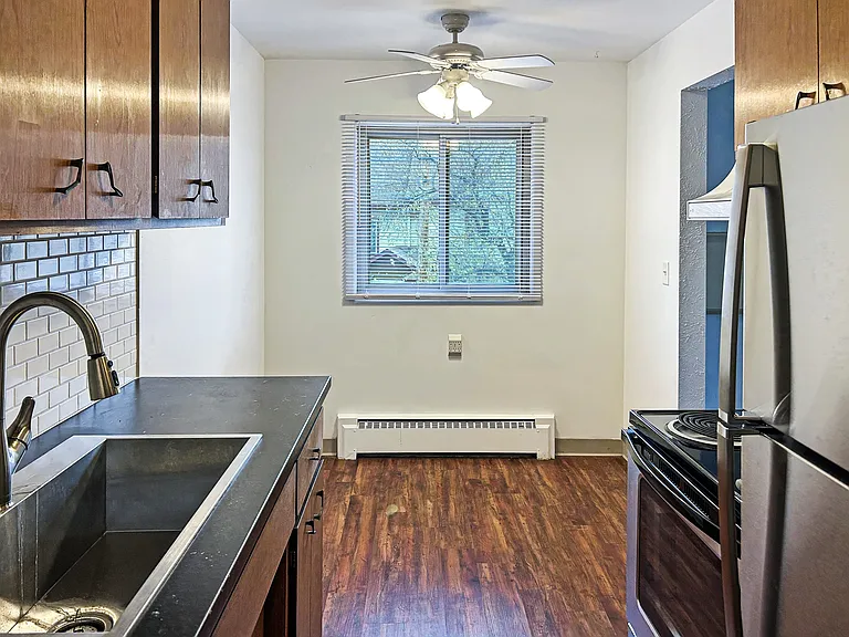 Carroll Court Apartments — Photo 39