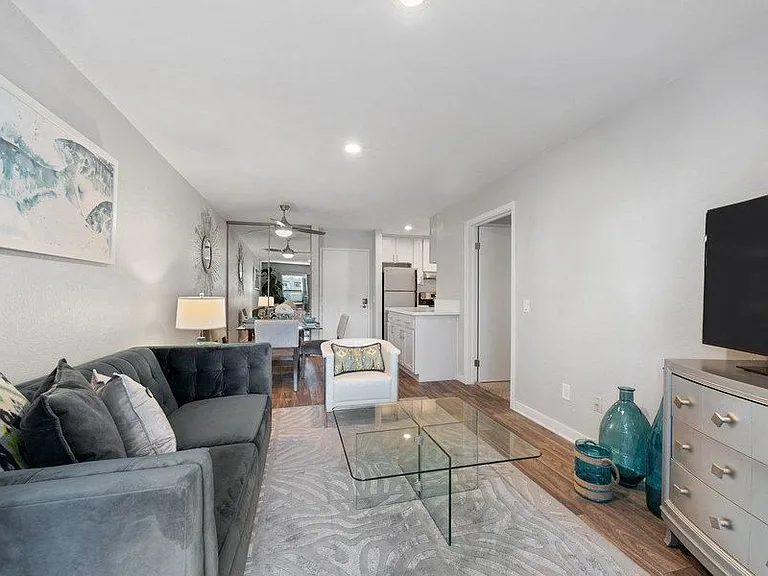 Pointe Luxe Apartment Homes — Photo 5