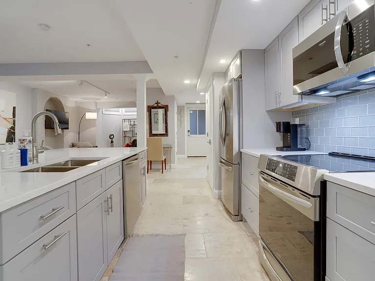 327 E Capitol St SE #B — Photo 4