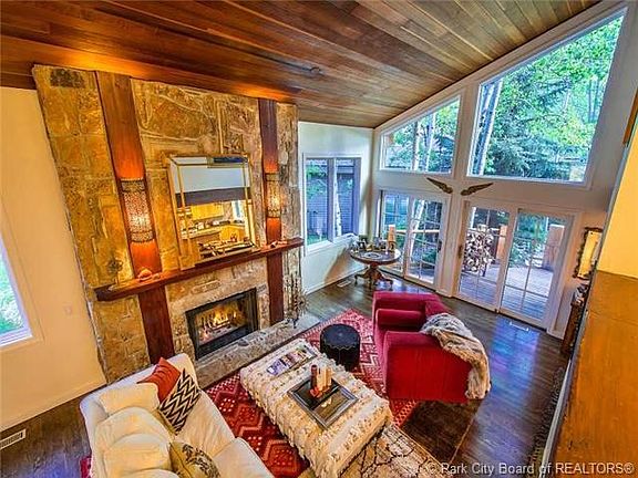 5th image of 3165 Crestline Dr