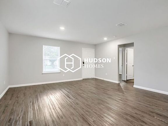 5th image of 828 Pecan Ave