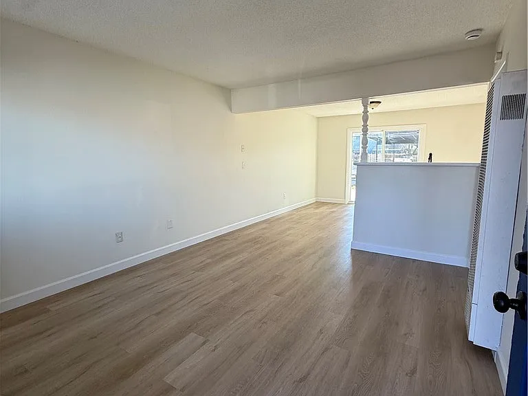 558 S Benjamin St — Photo 3