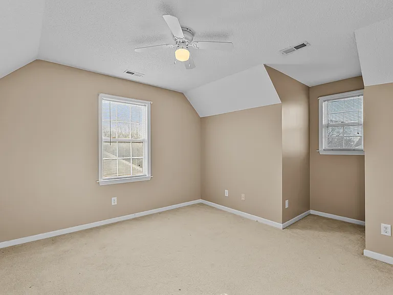 4035 Lenora Dr — Photo 13