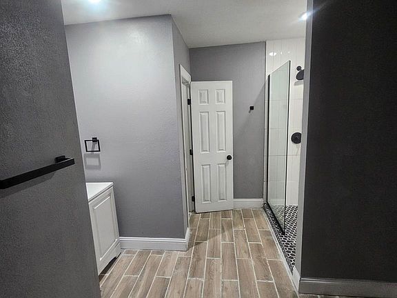 5th image of 919 Foster Ave