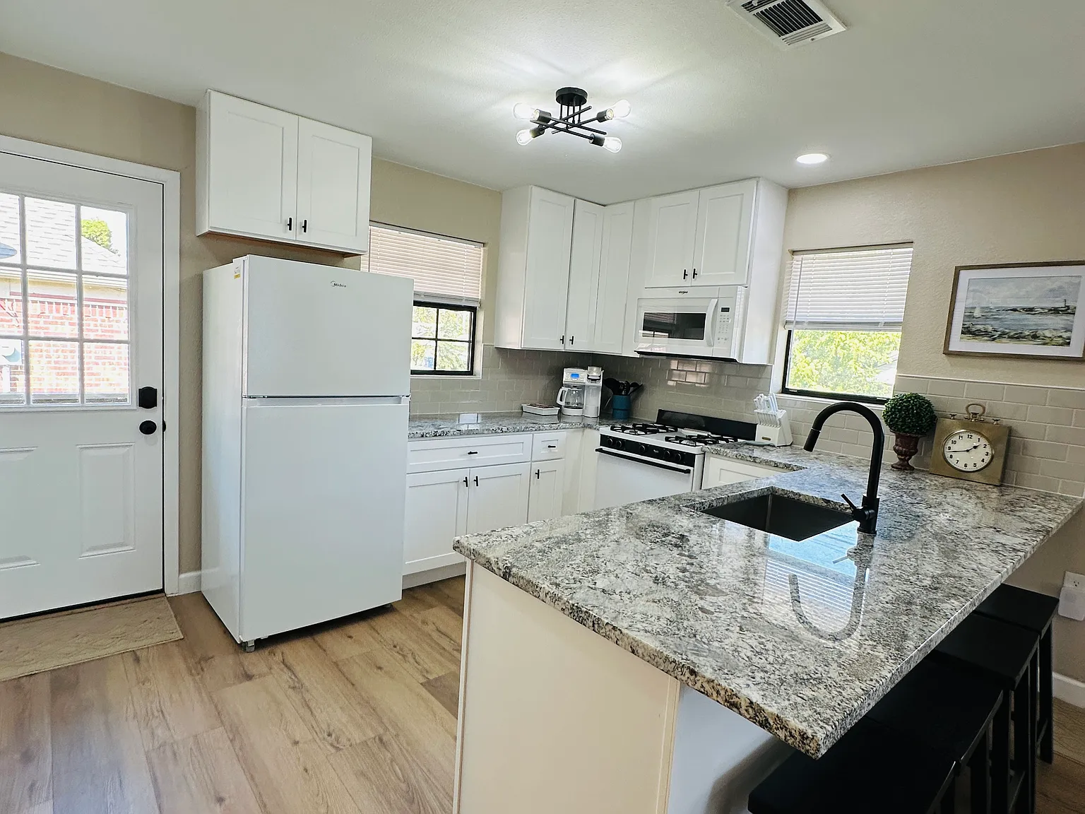 2 bed, 900 sqft, $3,000 — Photo 1