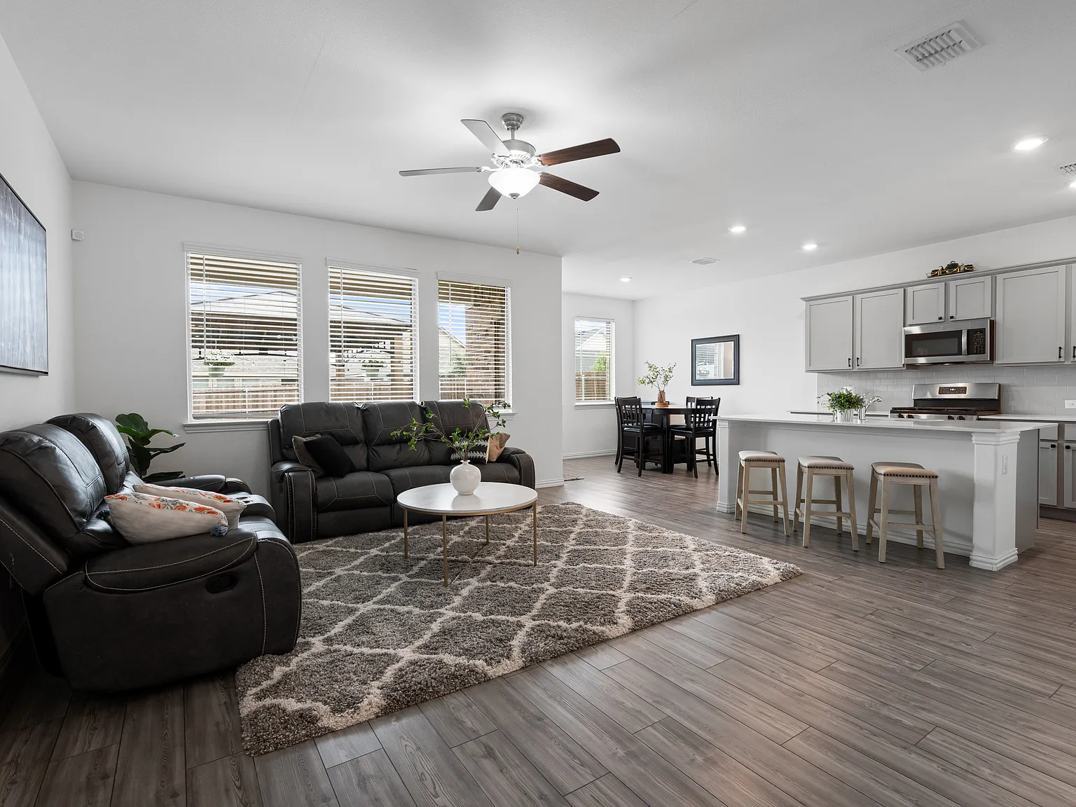 3 bed, 1629 sqft, $2,200 — Photo 4