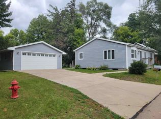 207 E Sessions St, Waupaca, WI 54981