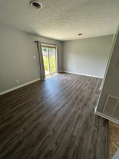 2 bed, 1.5 bath, 1080 sqft, $1,400 — Photo 3