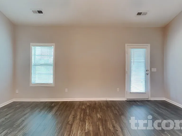 1022 Cyril Dr — Photo 2