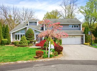 11 Bonnie Lynn Ct, Roslyn, NY 11576