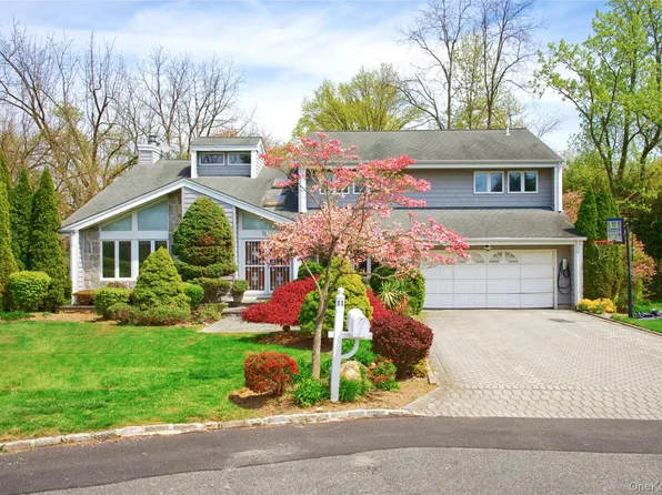 11 Bonnie Lynn Court, Roslyn, NY 11576