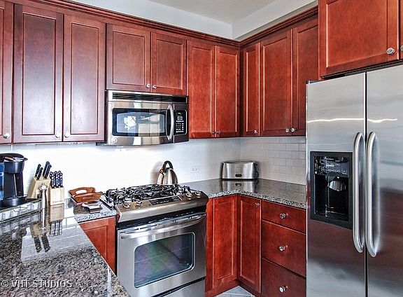 4th image of 431 W Oakdale Ave APT 9C