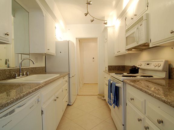 3rd image of 809 S Bundy Dr APT 114