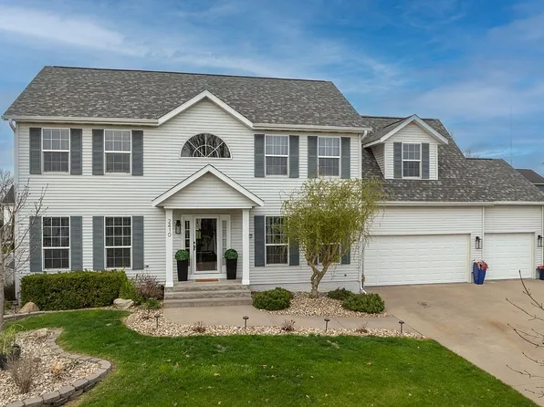 2410 Wolf Run, Hiawatha, IA 52233