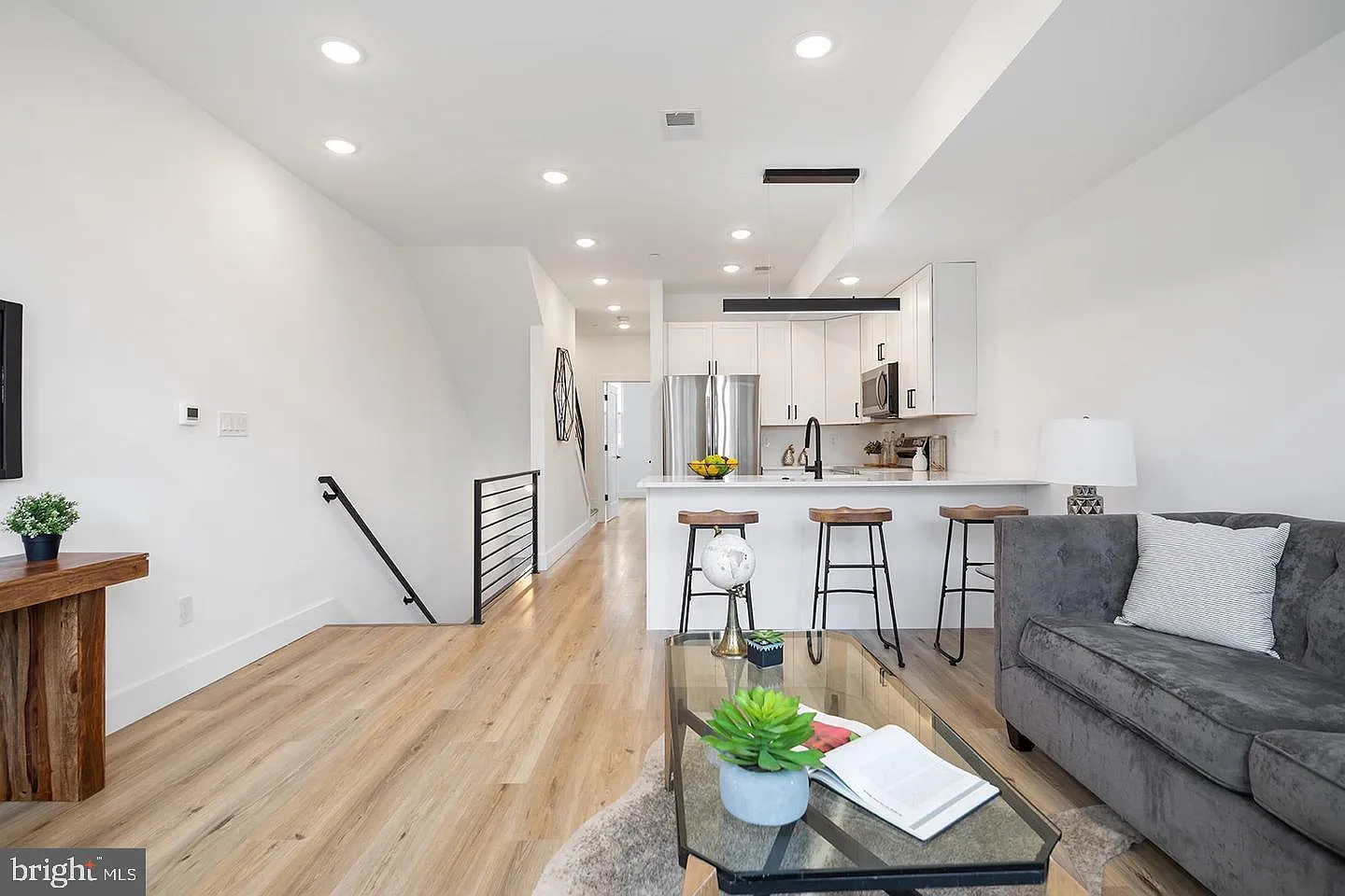 3 bed, 2304 sqft, $2,200 — Photo 4