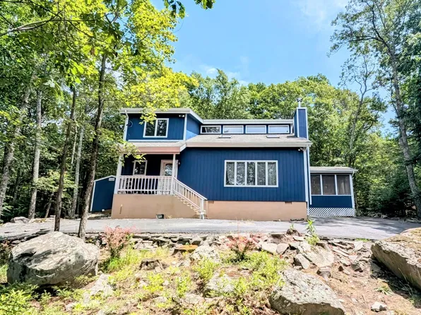 211 Stirrup Ln, Lords Valley, PA 18428