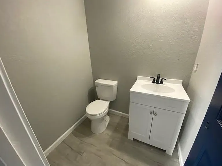 420 NW Aledo Dr — Photo 4