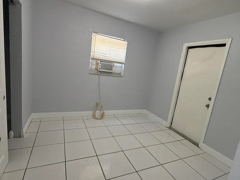 720 SW 7th St #4 — Photo 17