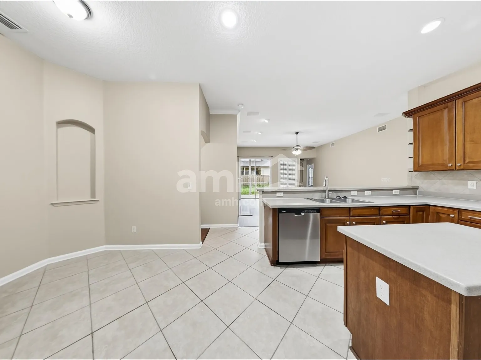 4 bed, 3.0 bath, 2495 sqft, $3,240 — Photo 4