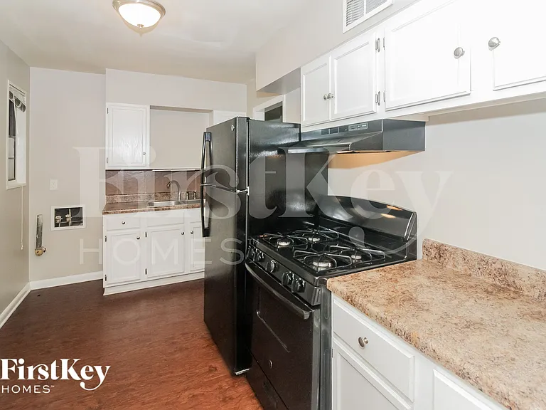 842 Eastern Dr — Photo 8