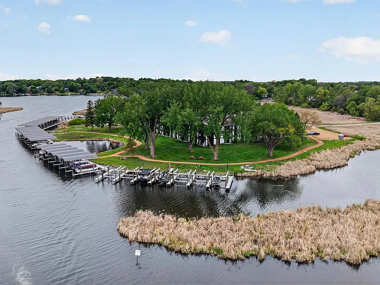 Dockside Apartments & Boat Slips - Lake Minnetonka — Photo 17