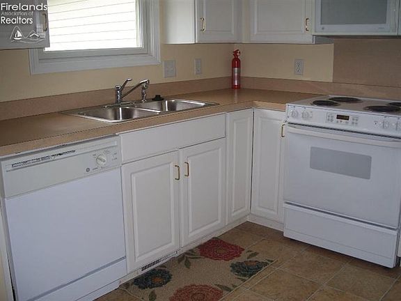 4th image of 732 N Vineyard Cir